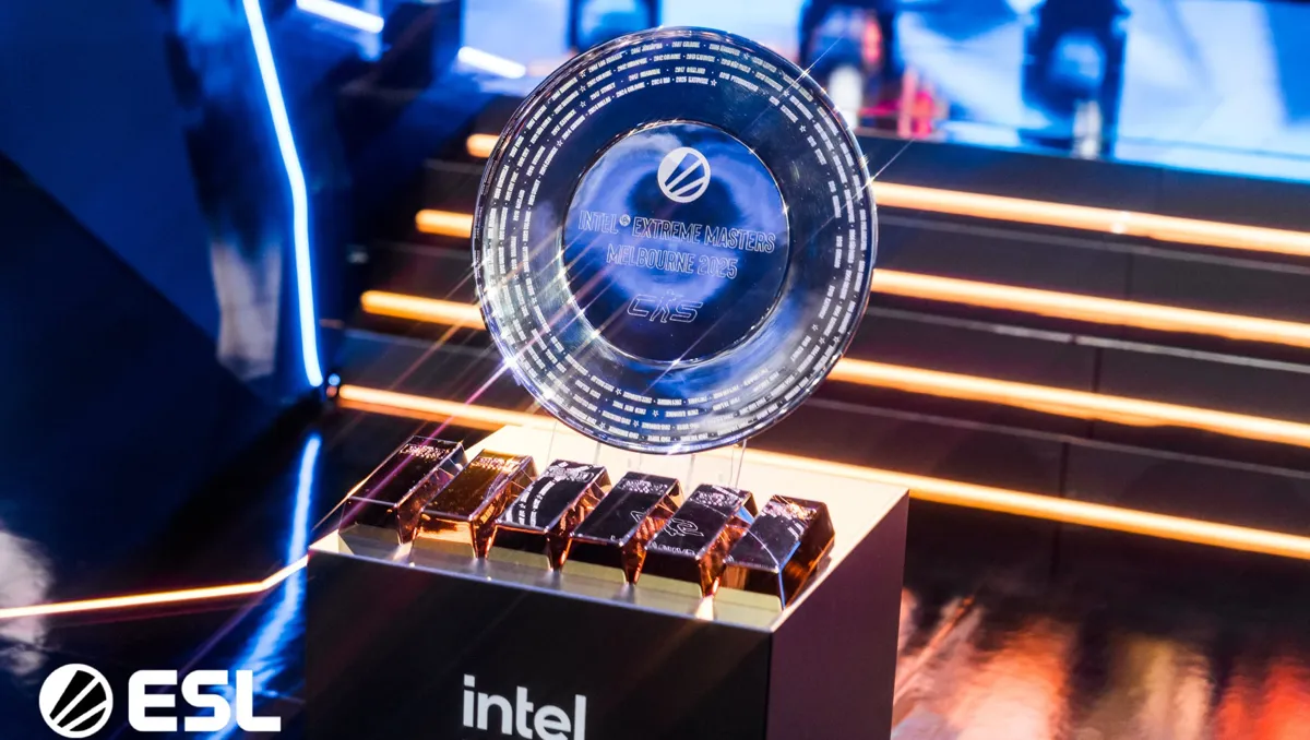 En IEM-trofé med guldmedaljer på en svart piedestal. ESL- och Intel-logotyper syns.